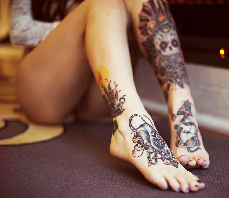 Фут фетиш неординарной девушки с татуировками