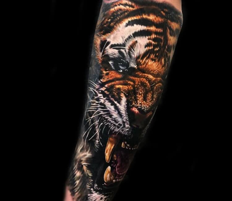 Premium Photo | A tiger tattoo with a tiger on the arm