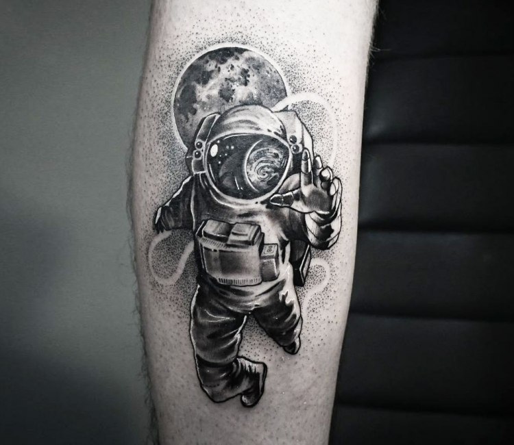 Cosmonaut tattoo by Dani Ginzburg | Post 30668