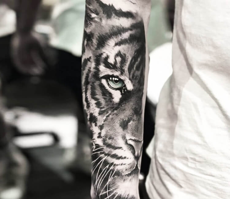 Tiger face tattoo by Dani Ginzburg | Post 31229