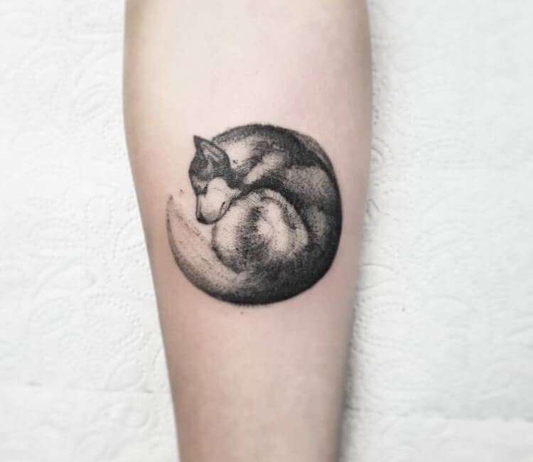 Wolf Face In Paw Tattoo On Right Back Shoulder