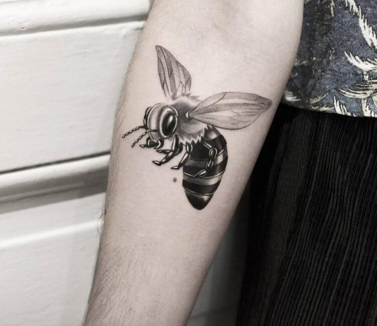 Bee tattoo Cut Out Stock Images & Pictures - Alamy