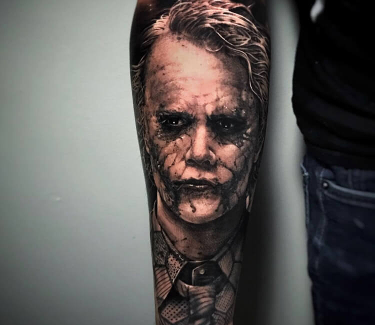 Realistic Heath Ledger joker tattoo  Tatuagens do coringa Tatuagens de  filmes Ideias de tatuagens