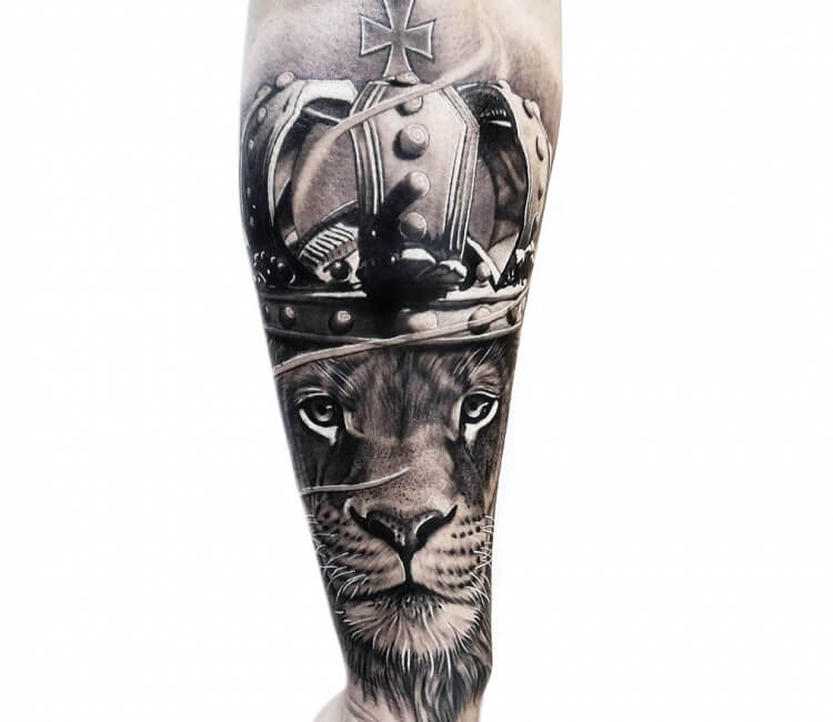 janistattoo:realism-black-and-grey-realistic-queen-king-lion-rose-royal