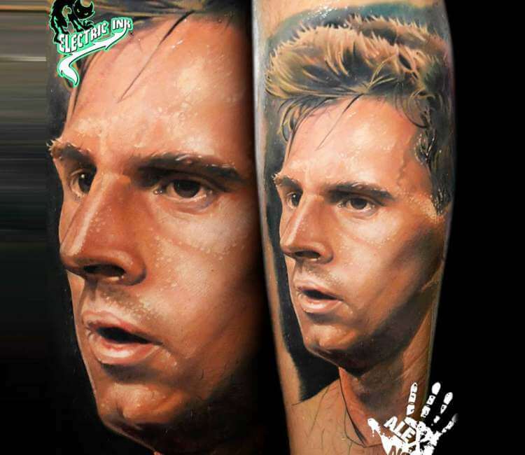 Lionel Messi signs fans huge tattoo of Barcelona star joins dodgy fan  body art club  Footballghana