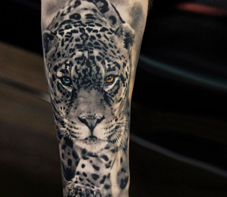 Microrealistic tattoo of a leopard located on the