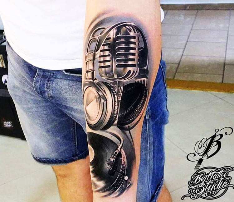 Old School Headphones on the thigh by Kimmie. @ladylucktattoony #headphones  #headphonestattoo #music #musictattoo #musictattoos #newyork… | Instagram