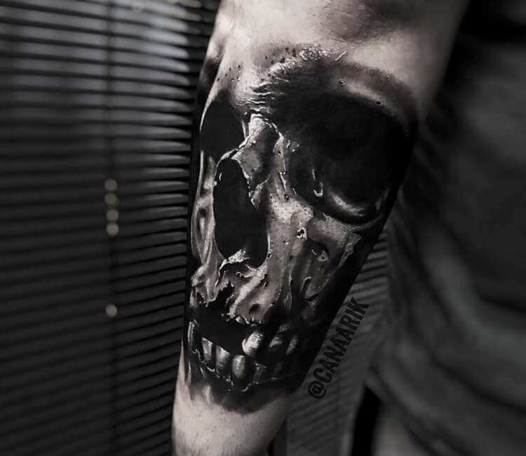 Dark skull on roses / dark stylised tattoo – Tattoo Studio München | CHAOS  CREW | Tätowierer München