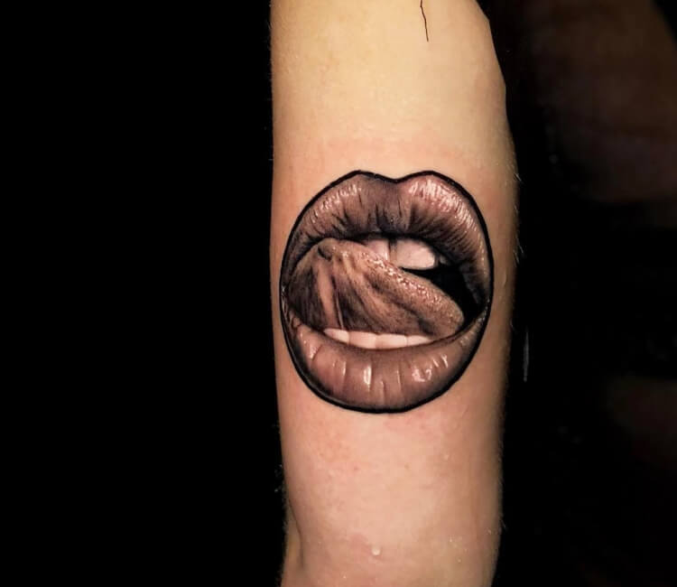 Thank you for trusting my work. 🙏🏻 #tattoo #tattoos #blacktattoo  #lineworktattoo #linetattoo #lips #nyctattoo #nyctattooartist… | Instagram