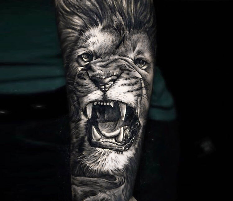 Head Angry, Roar Lion. Tattoo King Lion. Crown King. Predator Animal.  Royalty Free SVG, Cliparts, Vectors, and Stock Illustration. Image  146748032.