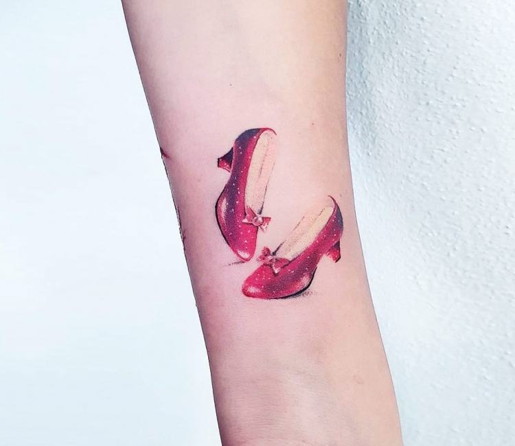 Kelly Clarksons 14 Tattoos  Their Meanings  Body Art Guru