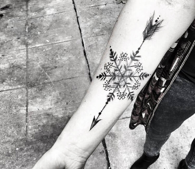 Shoulder Snowflake Tattoo | Snow flake tattoo, Trendy tattoos, Cool tattoos