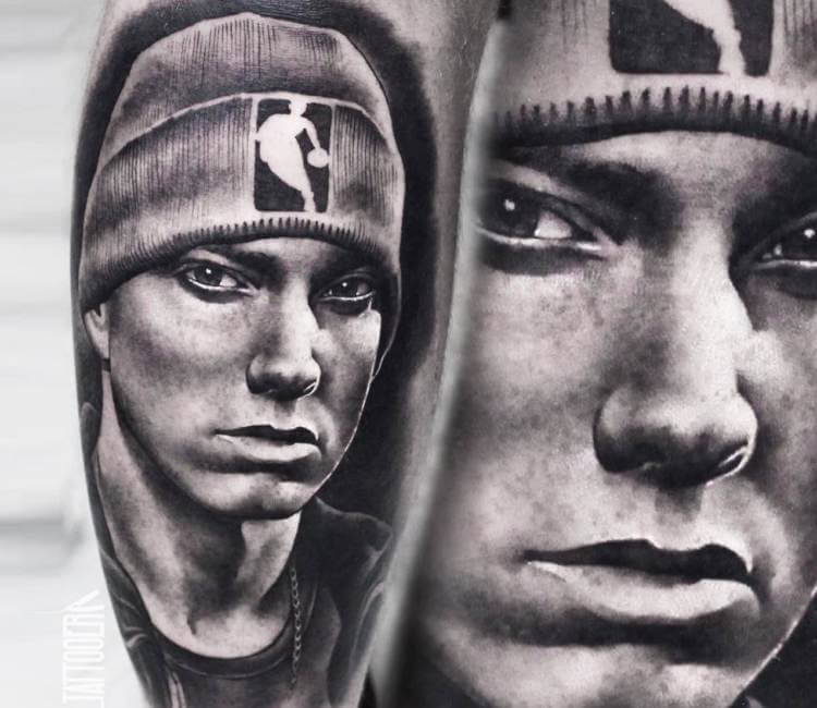 Rapper Eminem at Bob & Charlie Roberts Spotlight Tattoo shop on May... News  Photo - Getty Images