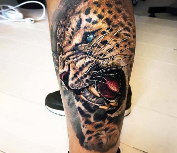 Leopard tattoo on the left thigh.