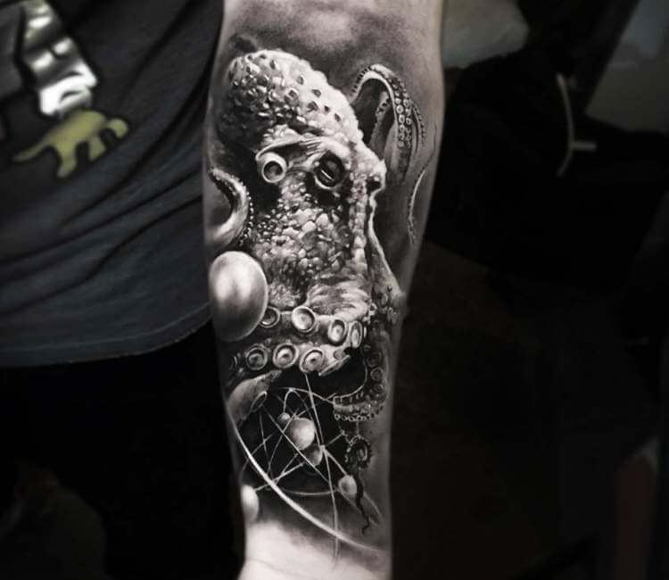 Realistic octopus tattoo on the right thigh.