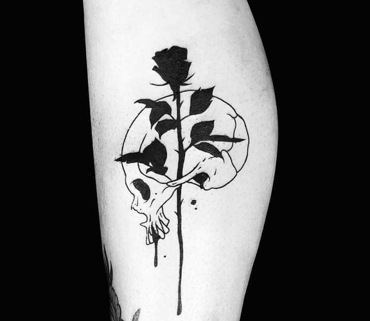 Skulls and roses are always funnnnn  undertheguntattoo tattoo art  hollywood losangeles california  Tatuagem caveira Tatuagem de caveira  Tatuagem