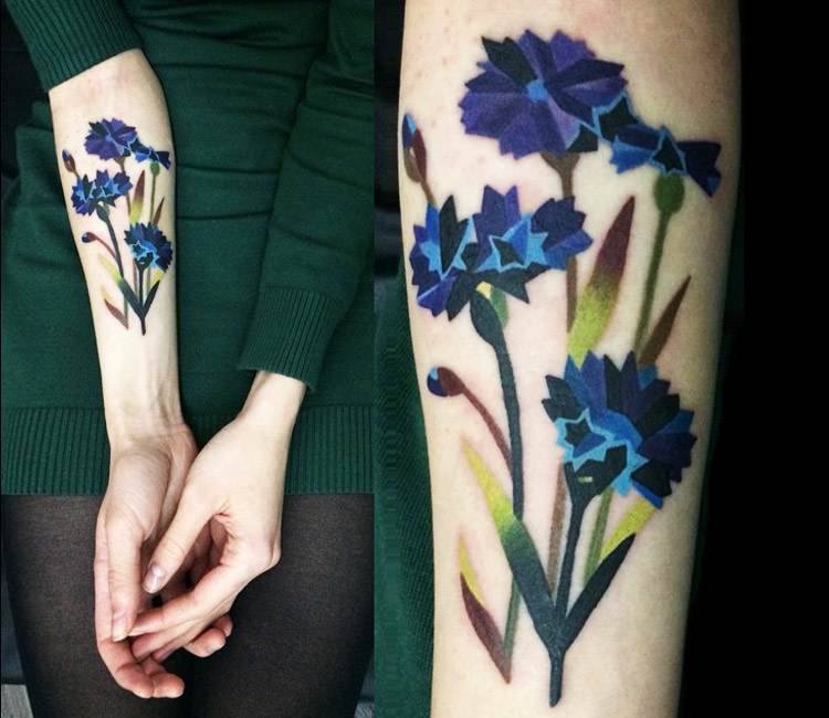 Korenbloem tattoo. Cornflower done by Tolik Gaidamovic. Love this!! :-) |  Flower tattoo, Flower tattoos, Flower tattoo designs