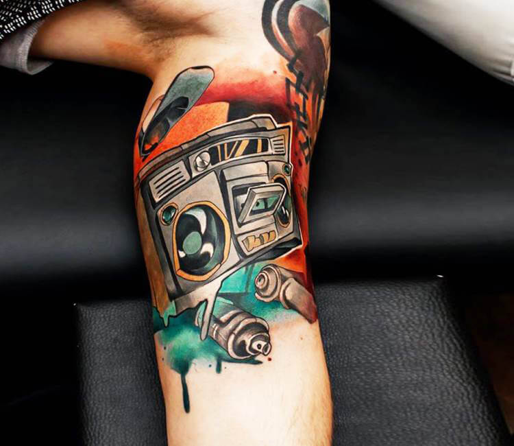 Tatouage Épaule Réaliste Kurt Cobain par Urban Art Tattoo